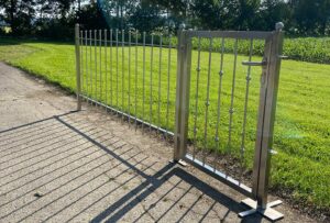 Edelstahlzaun mit Torelement